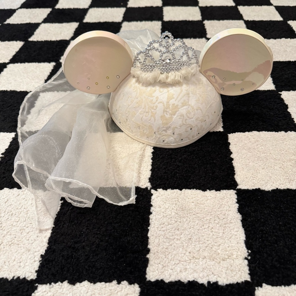 Minnie Mouse Disney Parks Bridal Ear Cap with Veil